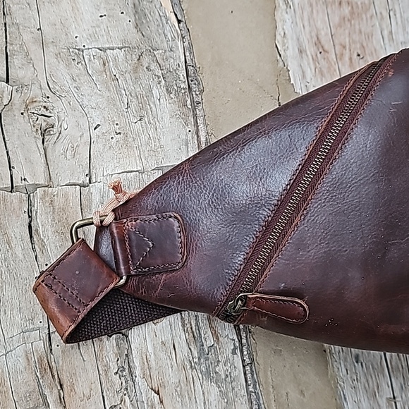 Paul and Taylor Sling Bag - Picture 4 of 8